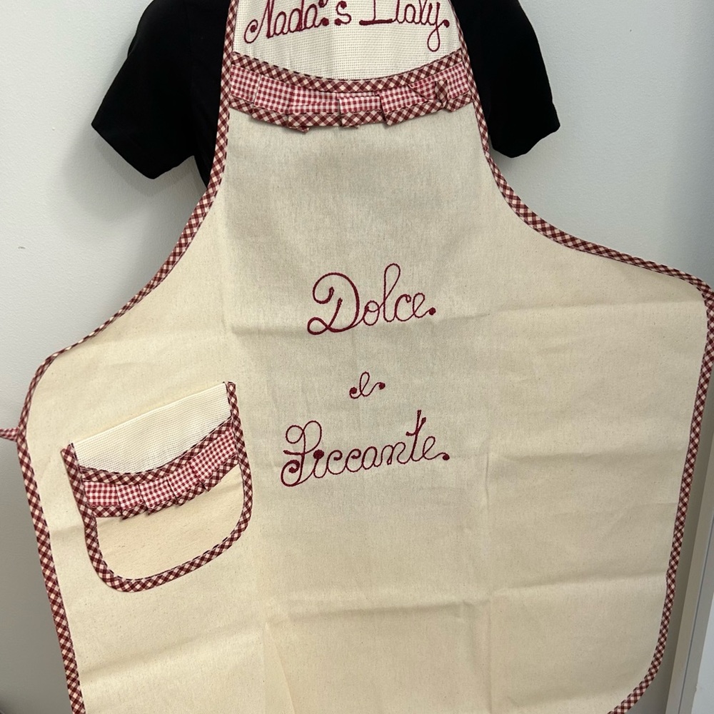 Ricami Veronica Italy Apron Dolce e Piccante Embroidered.  NEW